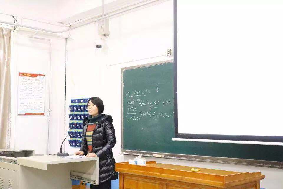 王敏副院长为同学们解读专业分流方案 王敏副院长为同学们解读专业分流方案