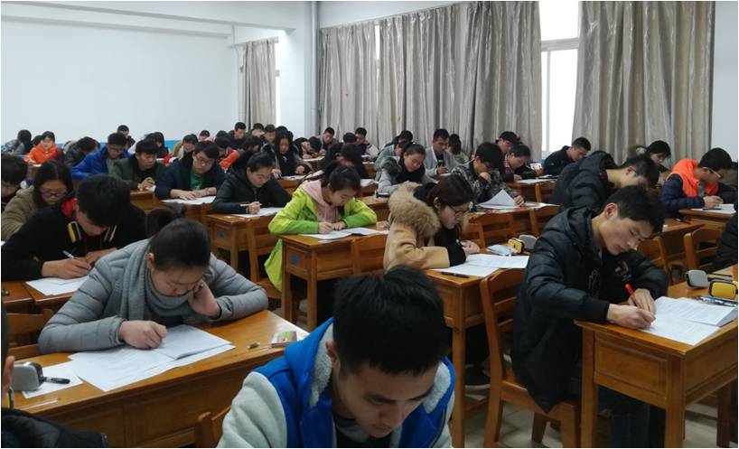 学生认真答卷